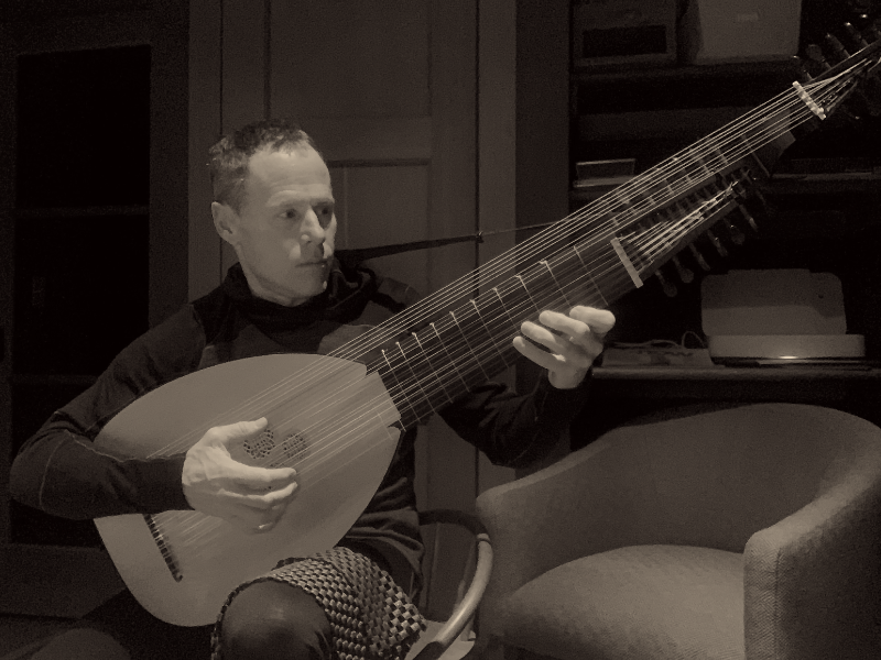 Rob Parisien playing the 13-course baroque lute